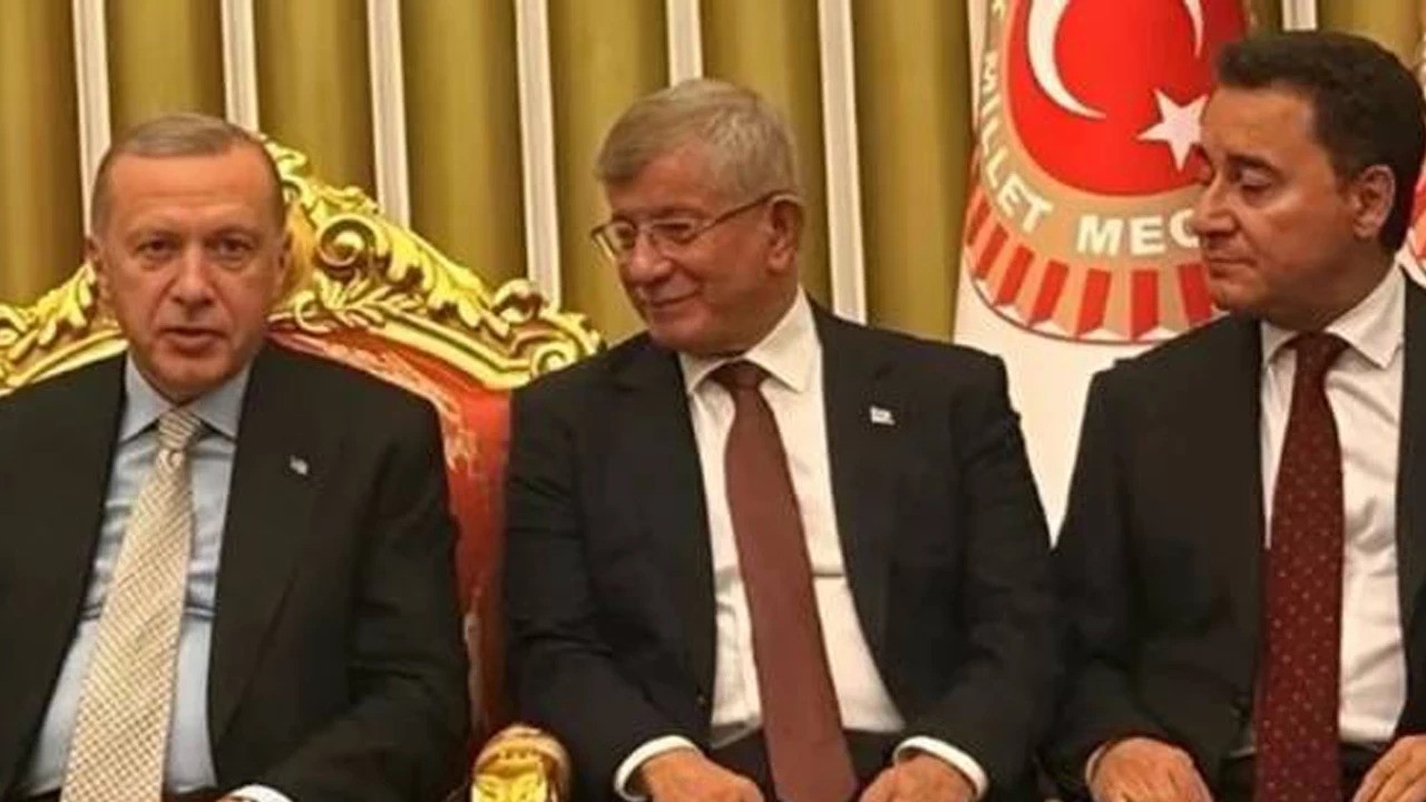 «Επιστρέφουν σπίτι;» – Φήμες για “επανένωση” Μπαμπατζάν και Νταβούτογλου με τον Ερντογάν!